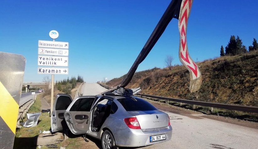 Duble yolda otomobil bariyere ok gibi saplandı