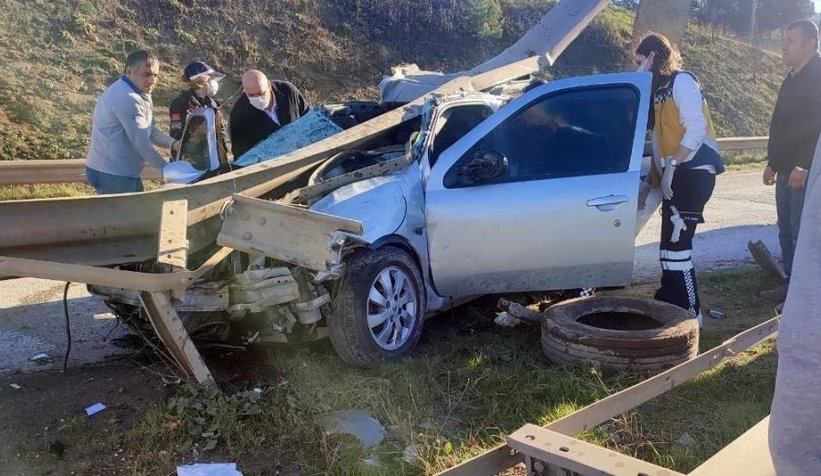 Duble yolda otomobil bariyere ok gibi saplandı