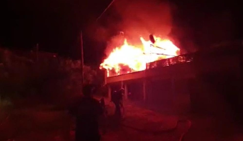 Dubleks ev alevlere teslim oldu