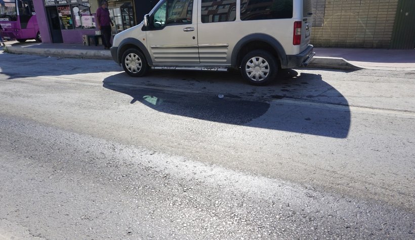 Düğün davetiyesi dağıtırken kazada yaralandı