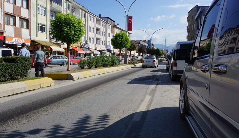 Düğün davetiyesi dağıtırken kazada yaralandı