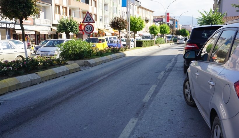 Düğün davetiyesi dağıtırken kazada yaralandı