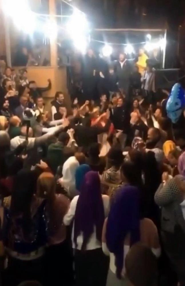 Düğünde koronanın dibine vurdular