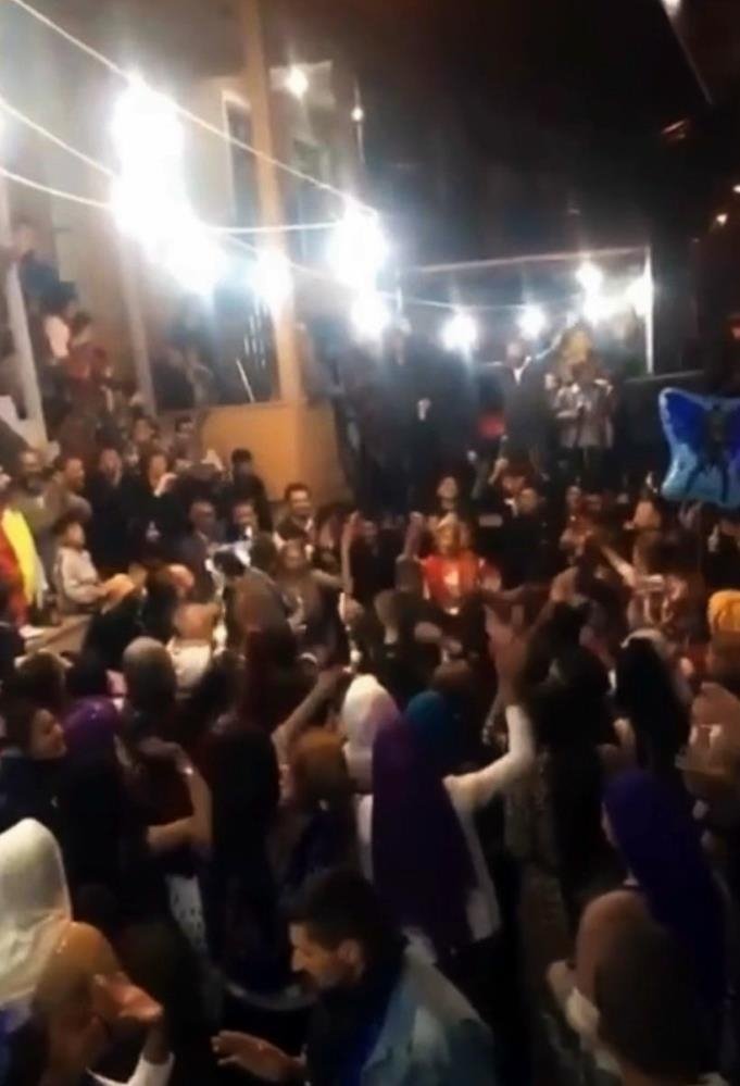 Düğünde koronanın dibine vurdular