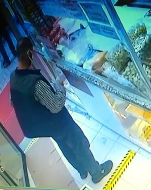 Dükkanda parasını düşüren müşterisini arıyor
