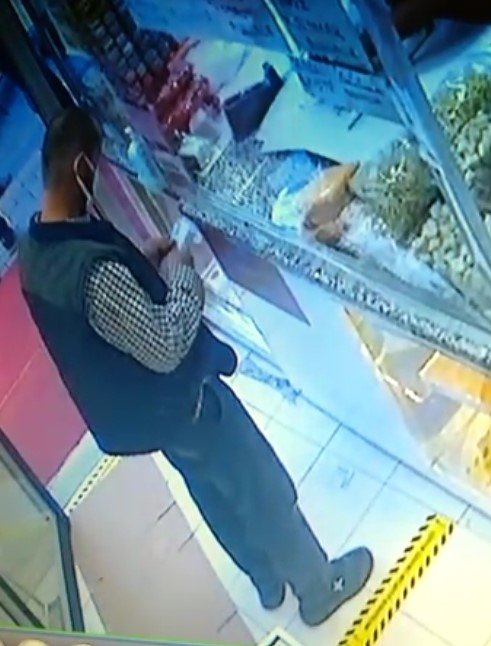 Dükkanda parasını düşüren müşterisini arıyor