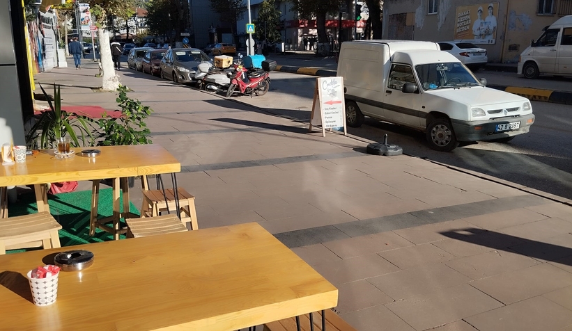 Dükkanını açarken sokak köpeklerinin saldırısına uğradı