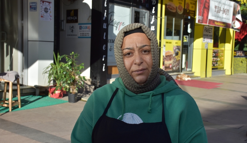 Dükkanını açarken sokak köpeklerinin saldırısına uğradı