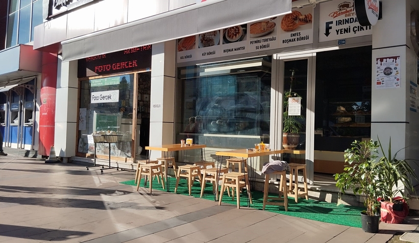 Dükkanını açarken sokak köpeklerinin saldırısına uğradı