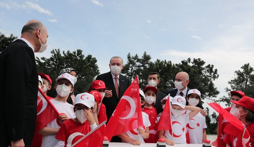 Dünyanın en büyük Türk bayrağını çocuklarla göndere çekti