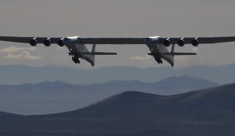 Dünyanın en büyük uçağı Roc testte 4 buçuk saat uçtu