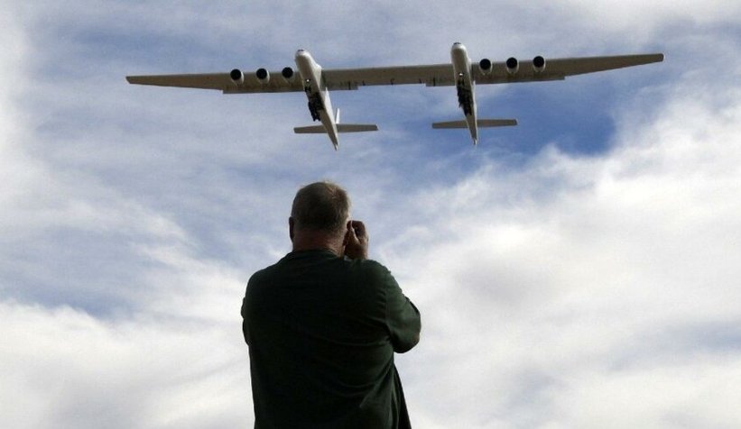 Dünyanın en büyük uçağı Roc testte 4 buçuk saat uçtu