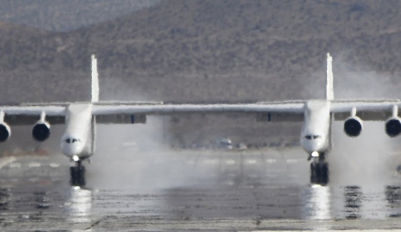 Dünyanın en büyük uçağı Roc testte 4 buçuk saat uçtu