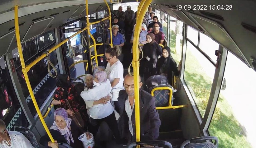 Durakta kalp krizi geçirdi, belediye otobüsüyle hastaneye yetiştirildi