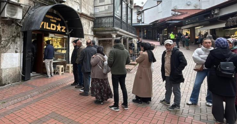 Düşüşle birlikte kuyumculara akın ettiler! Altın fiyatları...