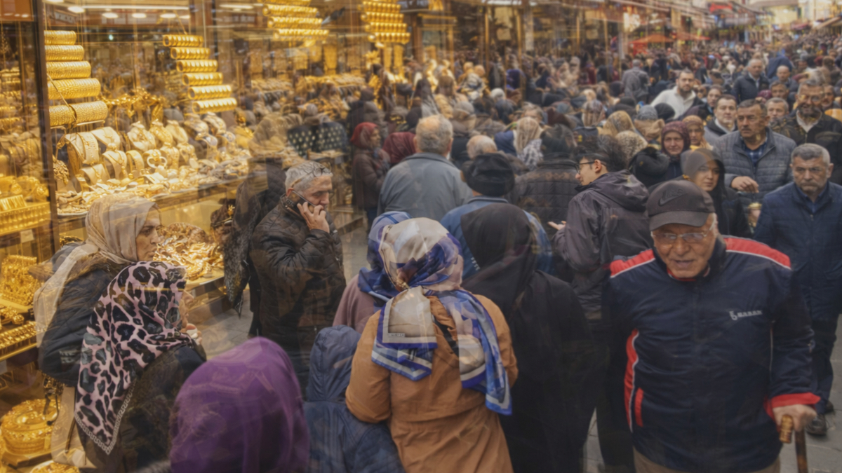 Düşüşle birlikte kuyumculara akın ettiler! Altın fiyatları...