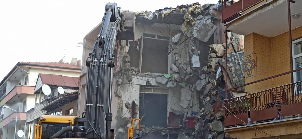 Düzce'de ağır hasarlı binalar yıkılıyor