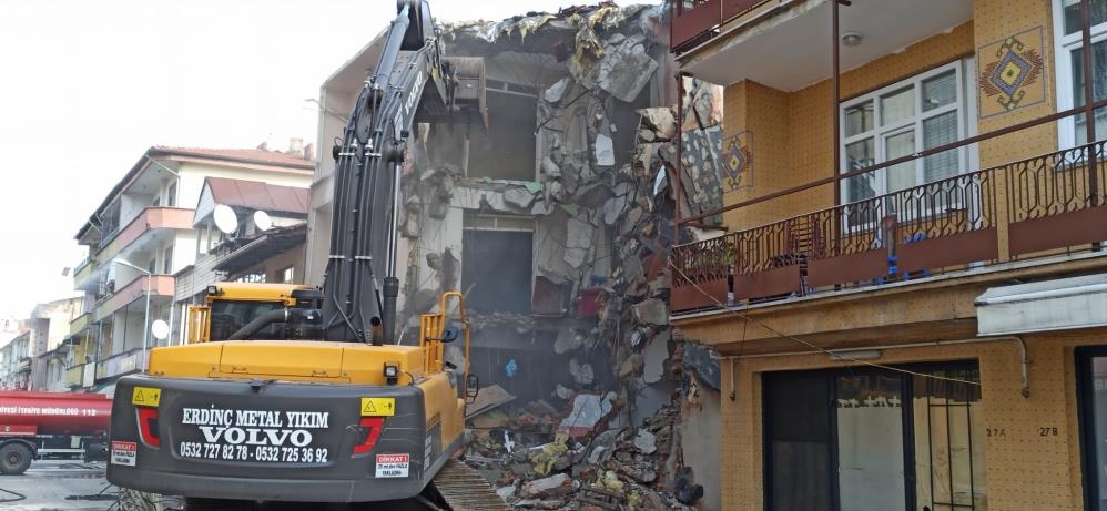 Düzce'de ağır hasarlı binalar yıkılıyor