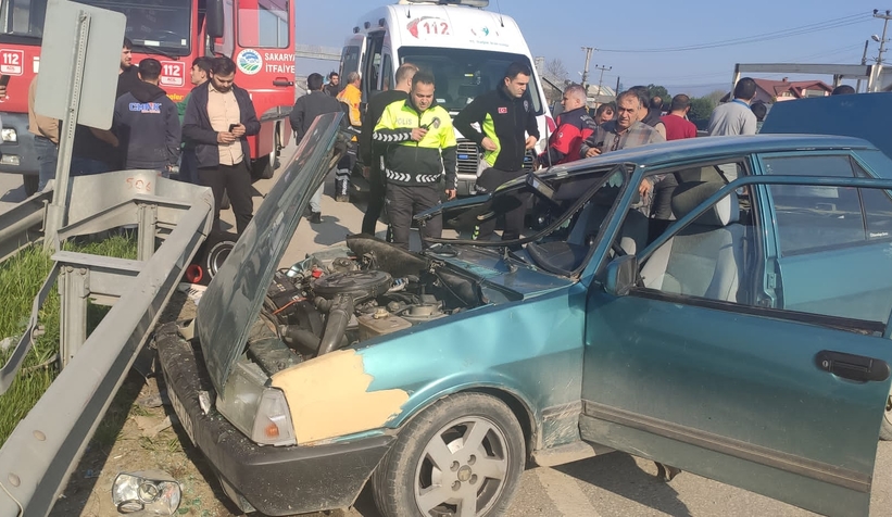 D-100'de otomobil bariyerlere girdi: 2 yaralı