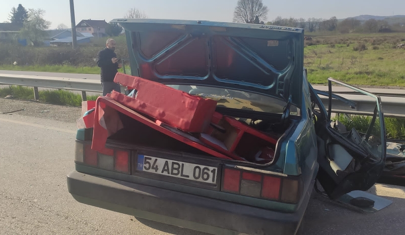 D-100'de otomobil bariyerlere girdi: 2 yaralı