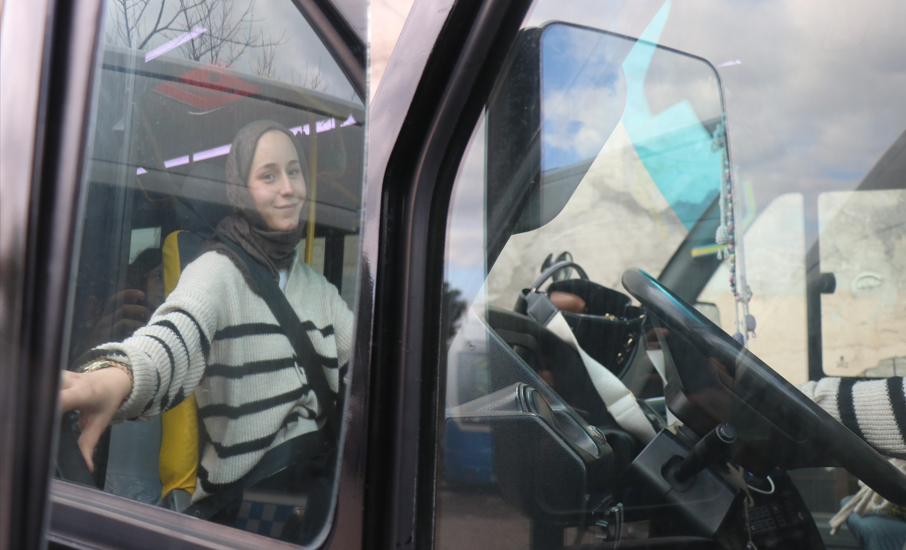 Ebelik öğrencisi dolmuş şoförlüğü yapıyor