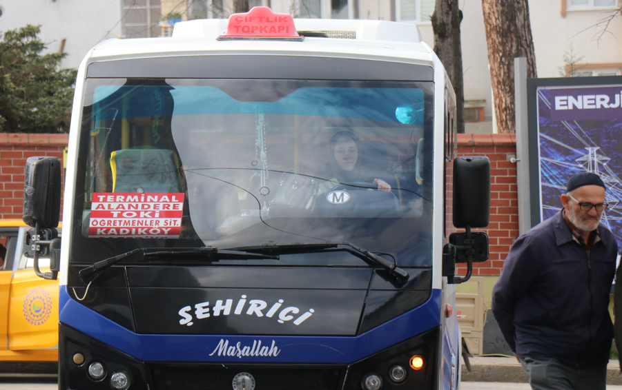 Ebelik öğrencisi dolmuş şoförlüğü yapıyor