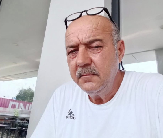 Ecel bahçede ot biçerken geldi