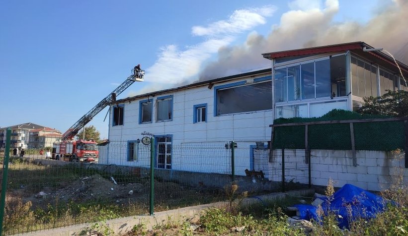 Eğlence mekanı yangında kül oldu
