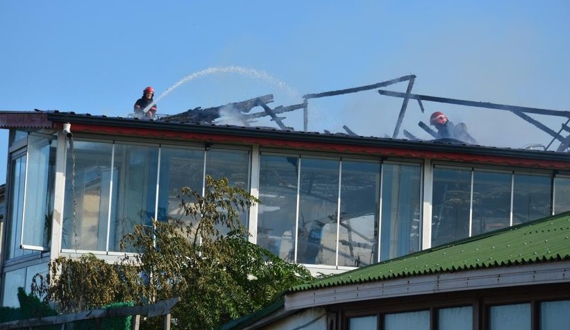 Eğlence mekanı yangında kül oldu