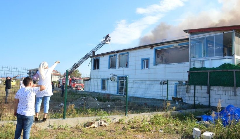 Eğlence mekanı yangında kül oldu
