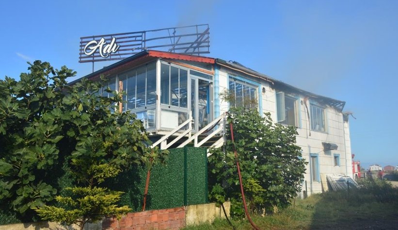 Eğlence mekanı yangında kül oldu