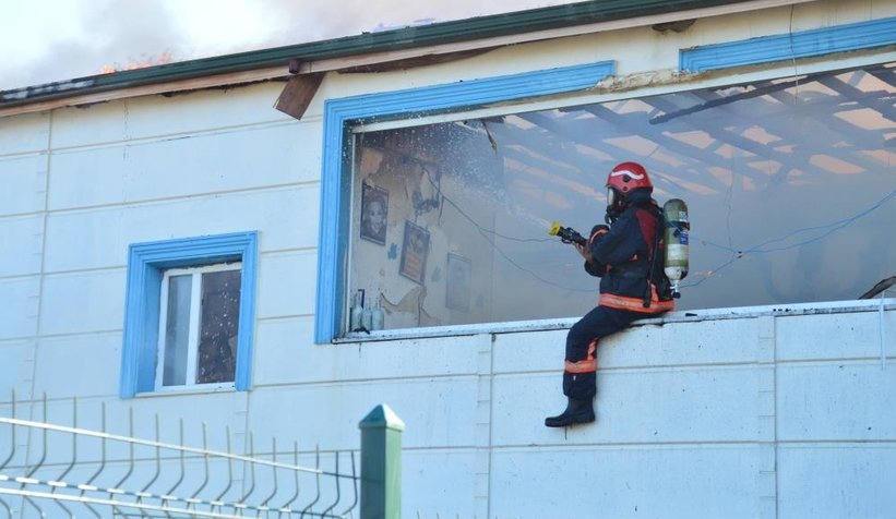 Eğlence mekanı yangında kül oldu