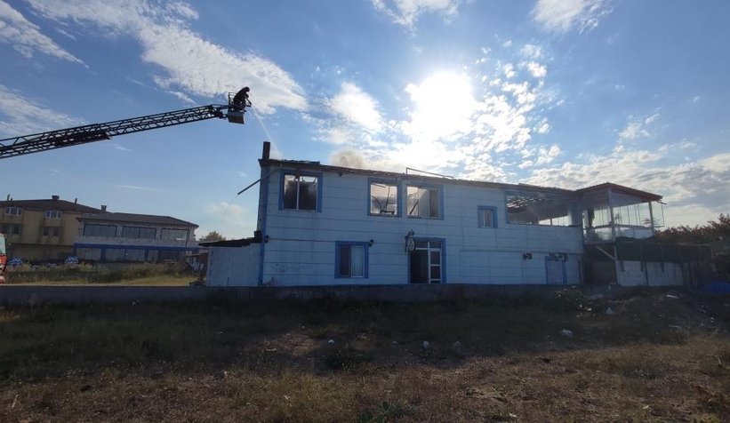 Eğlence mekanı yangında kül oldu