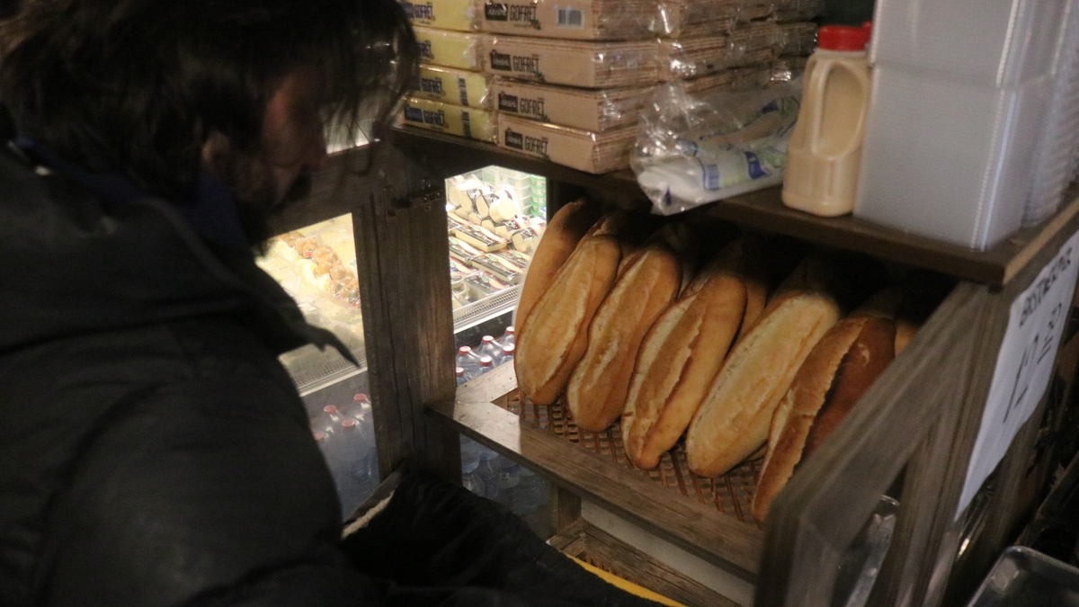 Ekmek fiyatını 20 liradan 12,5 liraya düşürdü