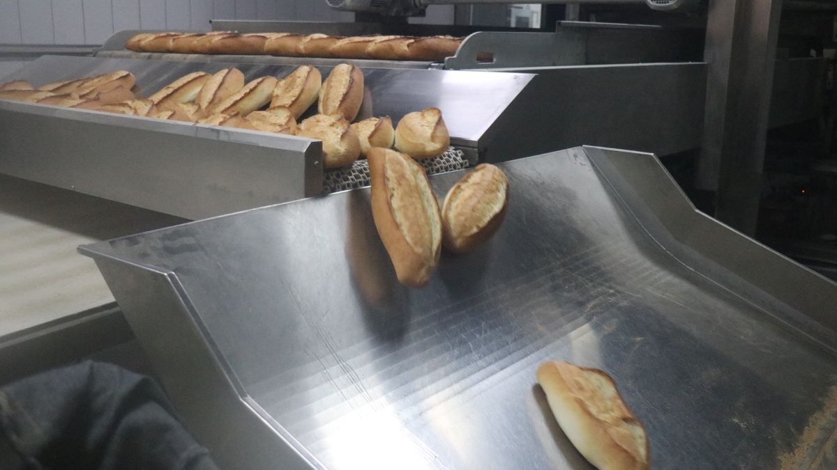 Ekmek fiyatını 20 liradan 12,5 liraya düşürdü