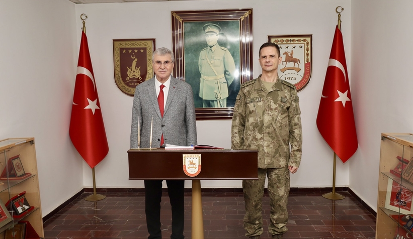 ekrem-yuce-den-garnizon-komutani-na-veda-ziyaretis0hgsgdvb0