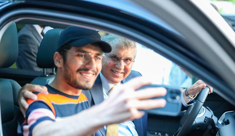 ekrem-yuce-togg-ile-saude-ogrencilerle-bulustuzu5ttmhoze