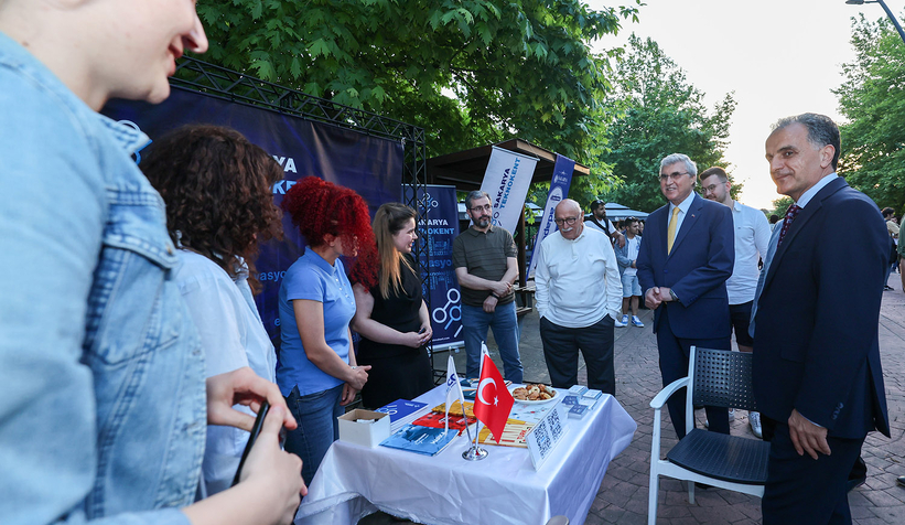 ekrem-yuce-togg-ile-saude-ogrencilerle-bulustuzu5ttmhoze