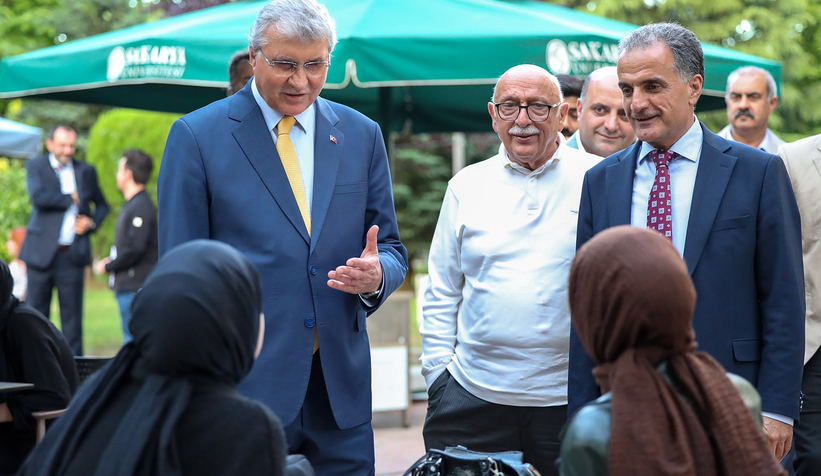 ekrem-yuce-togg-ile-saude-ogrencilerle-bulustuzu5ttmhoze