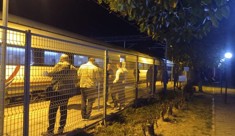 Elektrik direği devrilince tren seferi 2 saat durdu