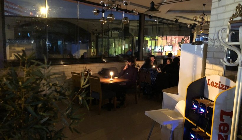 Elektrik zamlarını şalterleri indirip protesto ettiler