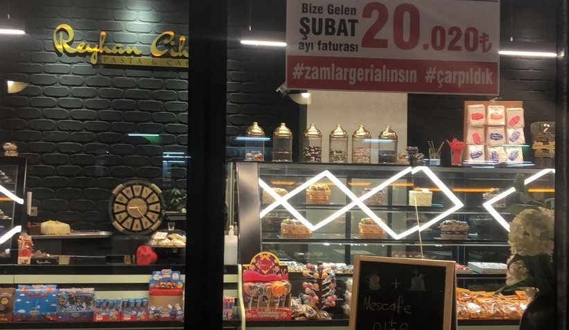 Elektrik zamlarını şalterleri indirip protesto ettiler