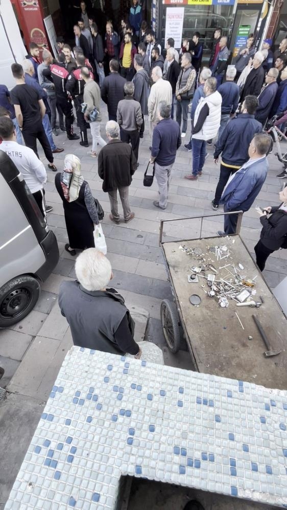 Elektronik kelepçesini çözüp 2 kişiyi vurdu