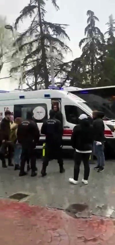 Elindeki bıçakla şehrin göbeğinde dehşet saçtı: 1 yaralı