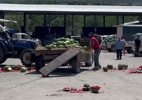 Ellerinde kalan karpuzları parçalayan üreticilere şok ceza
