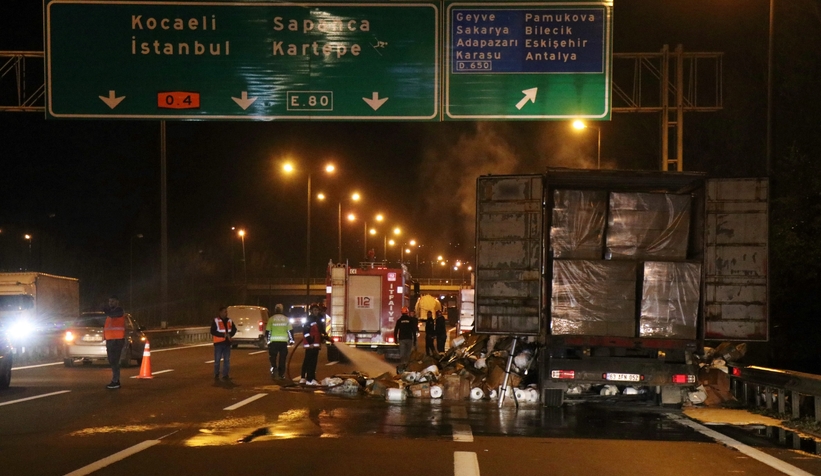 Elyaf iplik yüklü tır yanarak hurdaya döndü