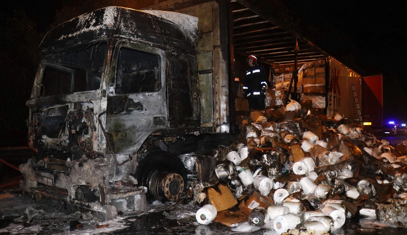 Elyaf iplik yüklü tır yanarak hurdaya döndü