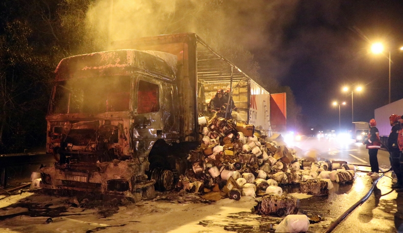 Elyaf iplik yüklü tır yanarak hurdaya döndü