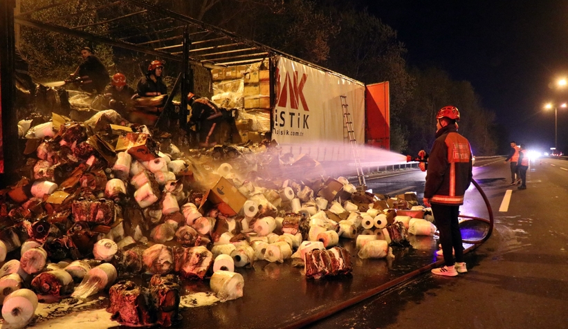 Elyaf iplik yüklü tır yanarak hurdaya döndü