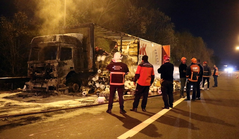 Elyaf iplik yüklü tır yanarak hurdaya döndü